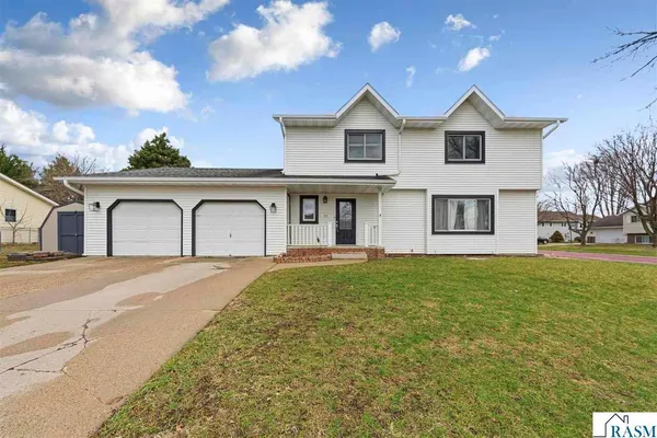 $399,900 | 229 Wadsworth Drive, Mankato, MN 56001