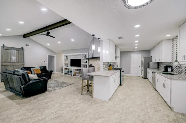 $3,000 | 10903 Hillcroft Street, Houston, TX 77096