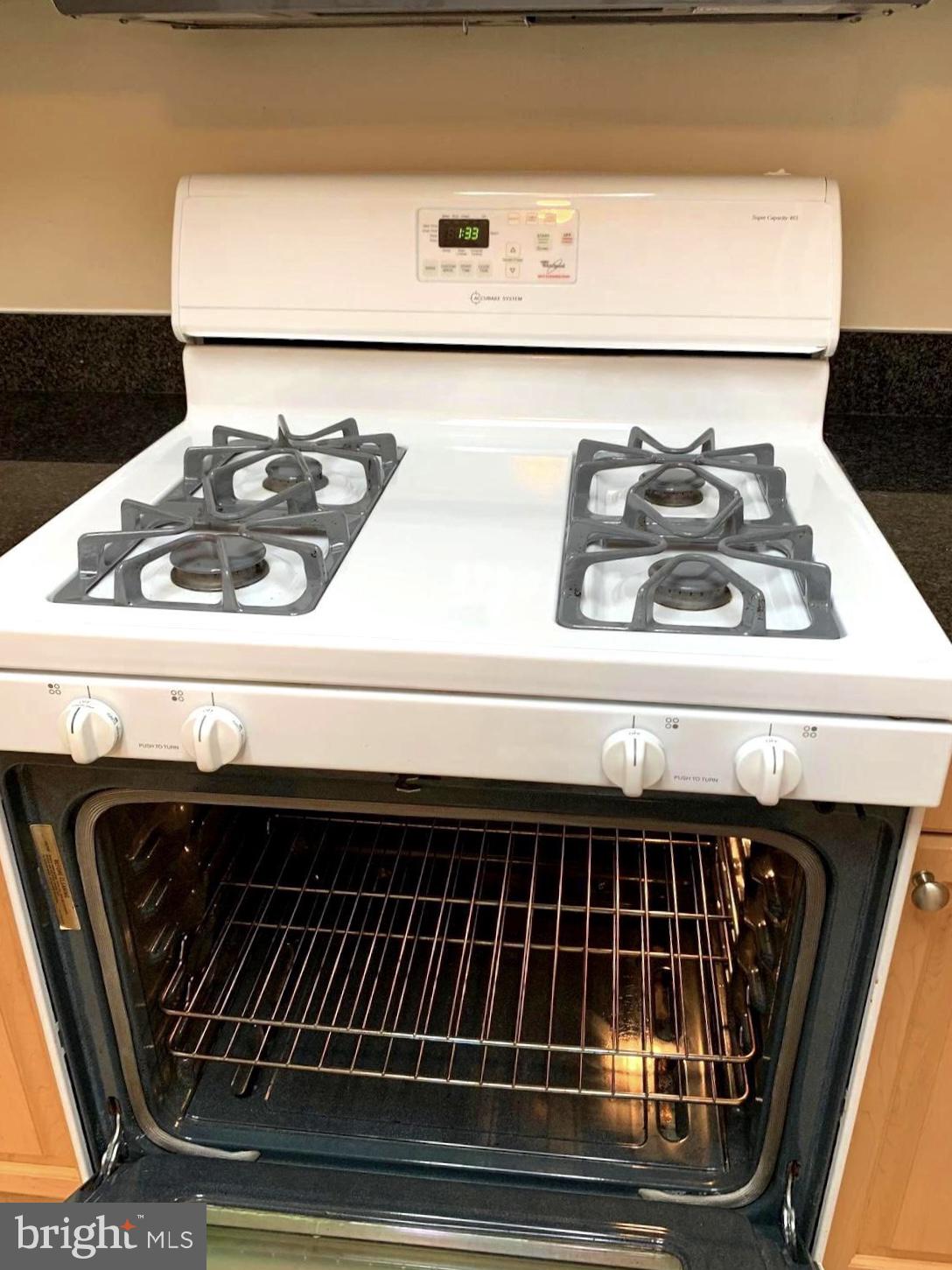 2726 Gallows Road, Unit 1502 Vienna, VA 22180 - Photo 5 of 46 Gas Cooking is the best!