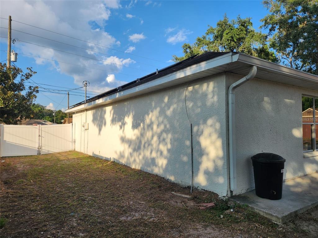 10154 Henderson Street Spring Hill, FL 34608 - Photo 17 of 19 a backyard of a house