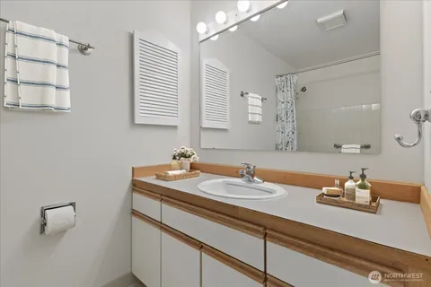 $359,000 | 11006 Northeast 68th Street, Unit 819, Kirkland, WA 98033
