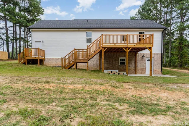 a view of a house with backyard and porch