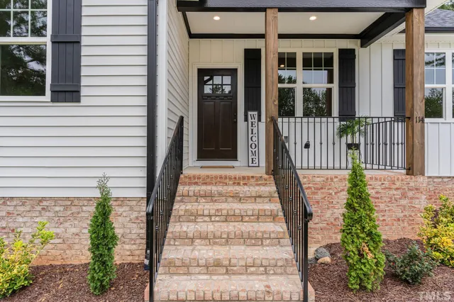 a view of a pathway with a house