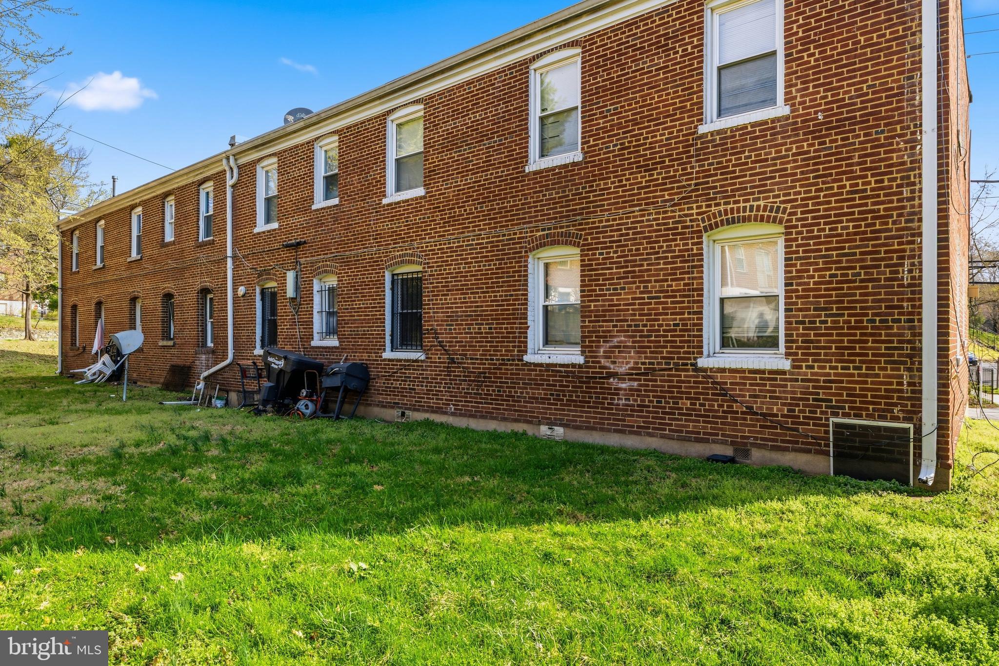 a brick building that has a lots of windows in it