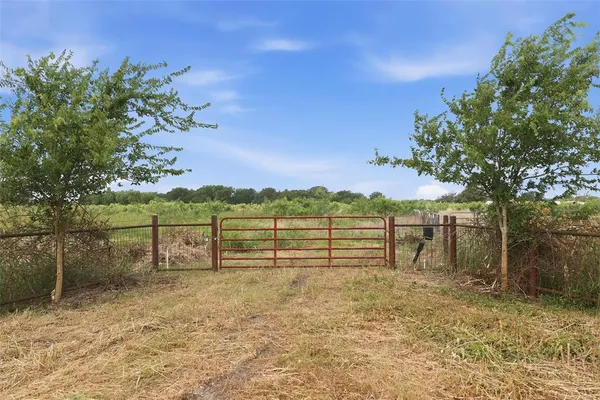 $450,000 | 990 Lcr 610, Mart, TX 76664