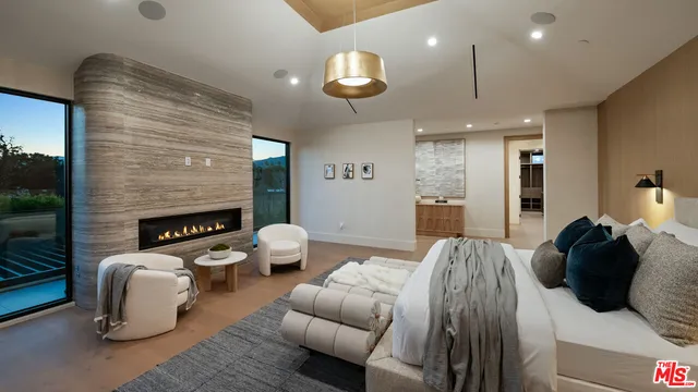 $12,750,000 | 565 Toyopa Drive, Pacific Palisades, CA 90272