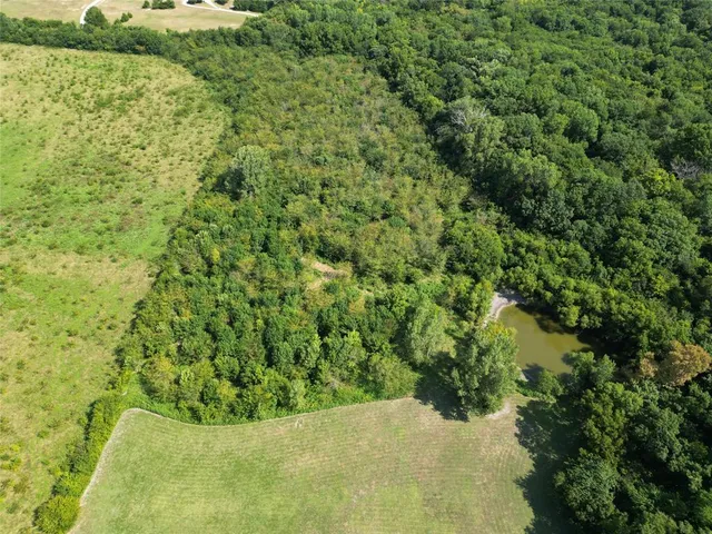 a view of a large yard with lots of green space