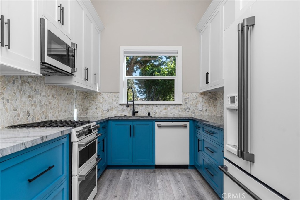 4482 Shorebird Street Huntington Beach, CA 92649 - Photo 25 of 55 Custom Updated Kitchen