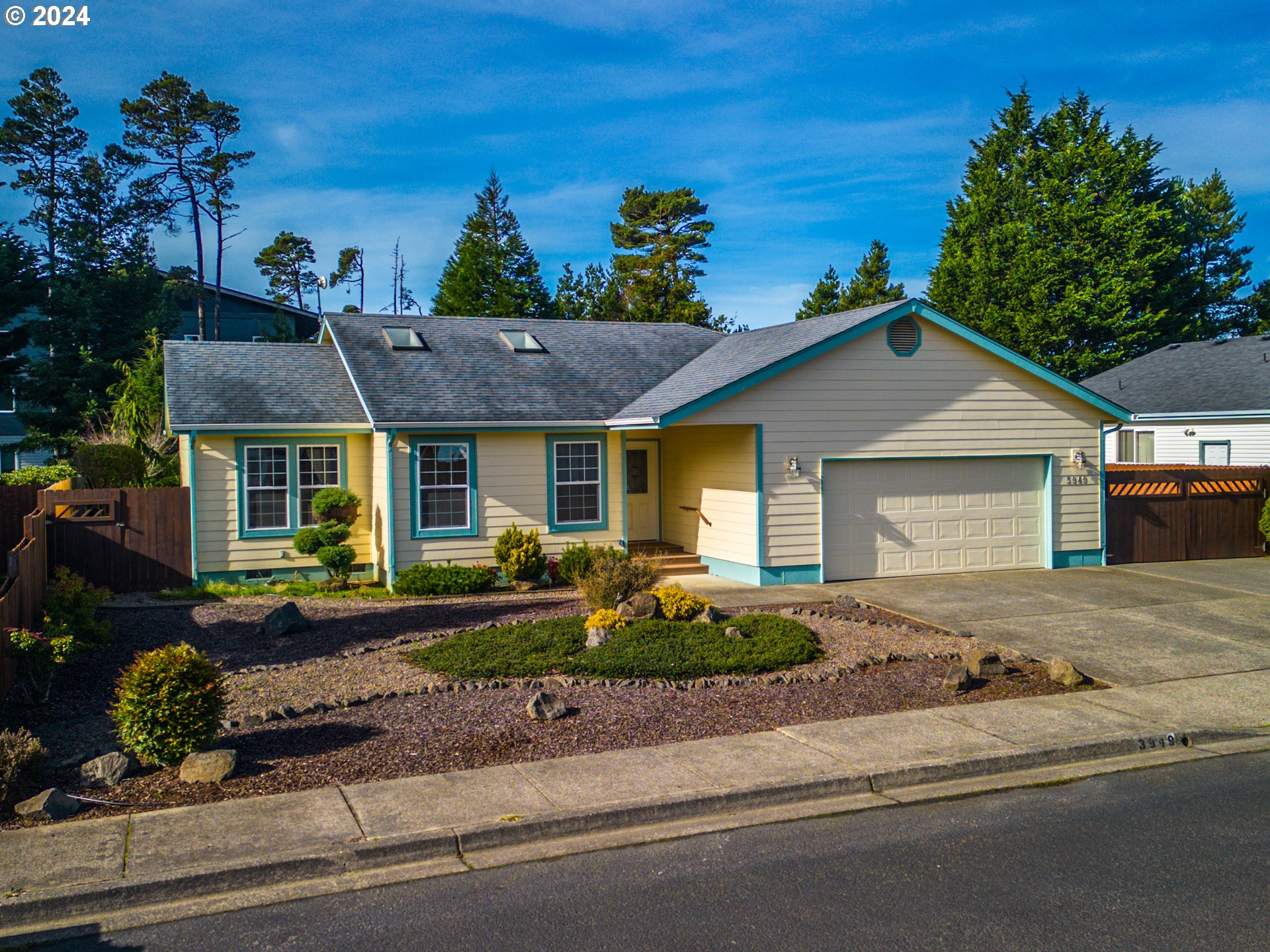 3949 Spruce Street Florence, OR 97439 - Photo 2 of 38 Gallery Image 2