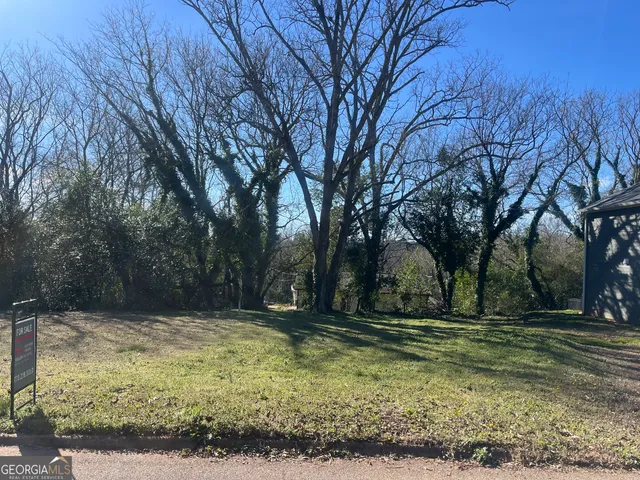 a house view with backyard space