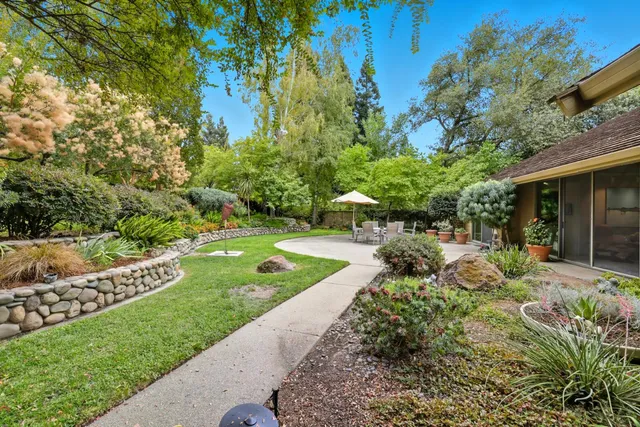 a view of yard with green space