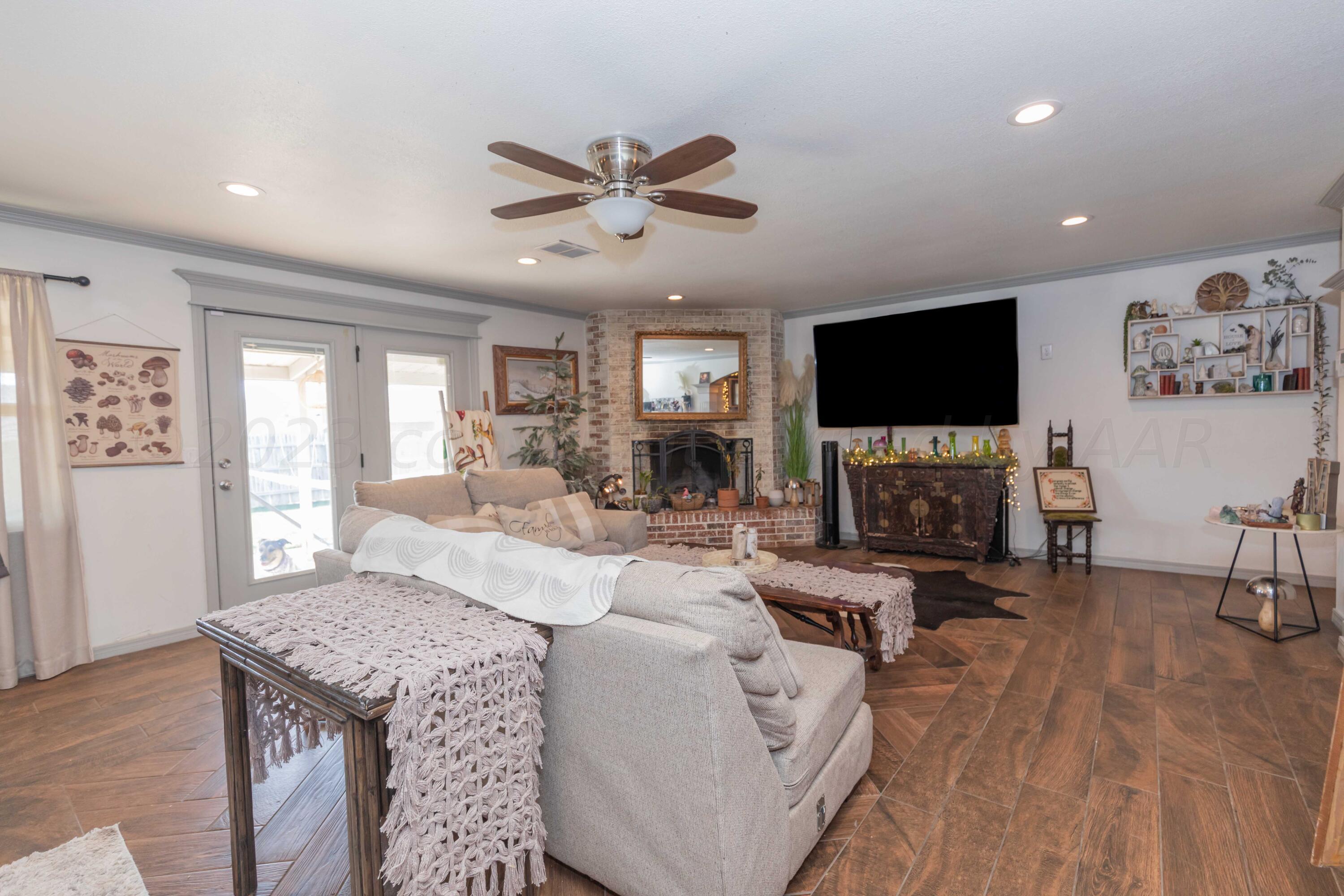 5107 Shield Drive Amarillo, TX 79110 - Photo 6 of 40 LIVING ROOM VIEW 2