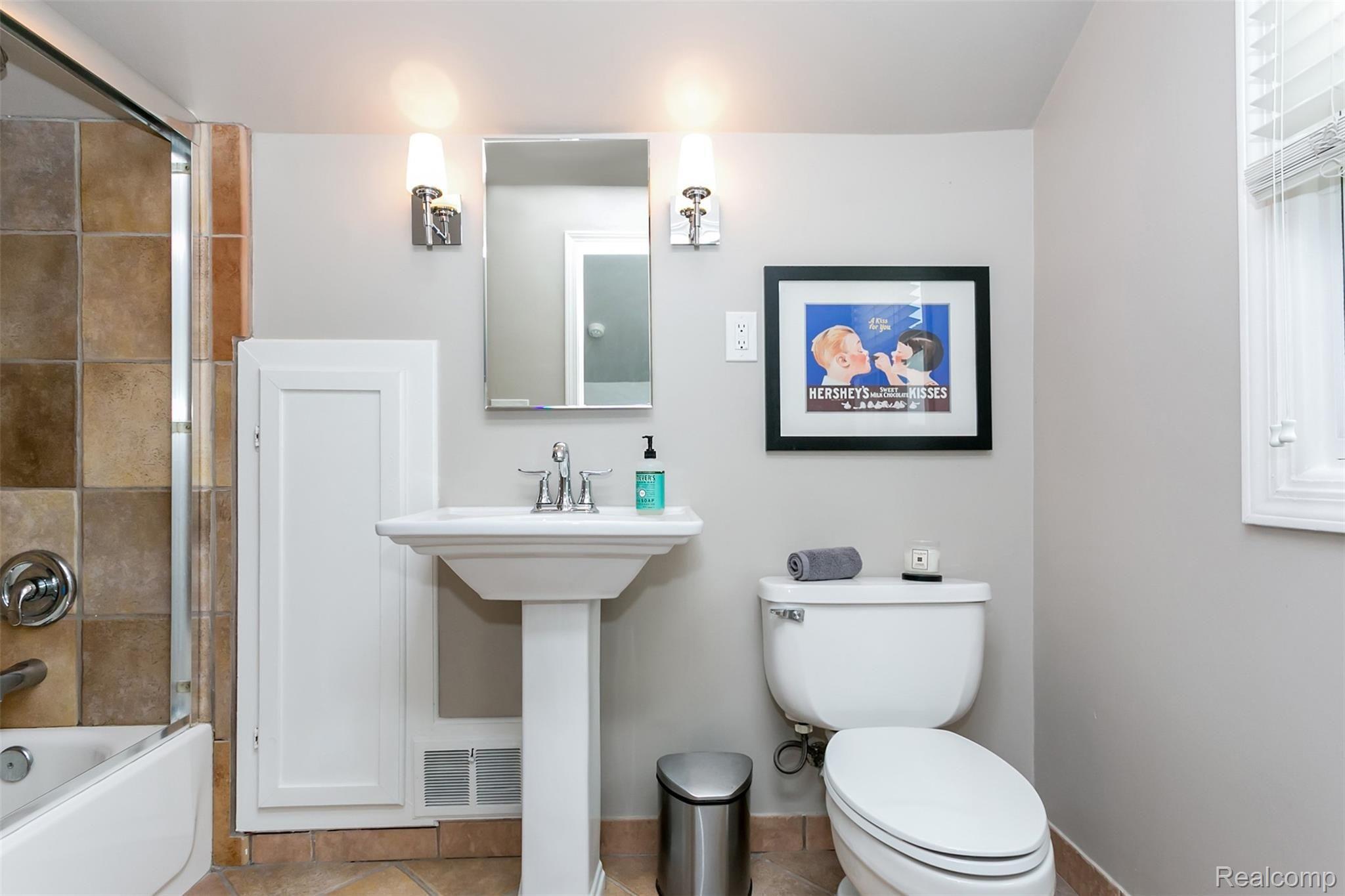 2909 Bembridge Road Royal Oak, MI 48073 - Photo 20 of 35 Bembridge-26.jpg