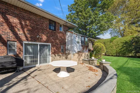 a view of a house with backyard