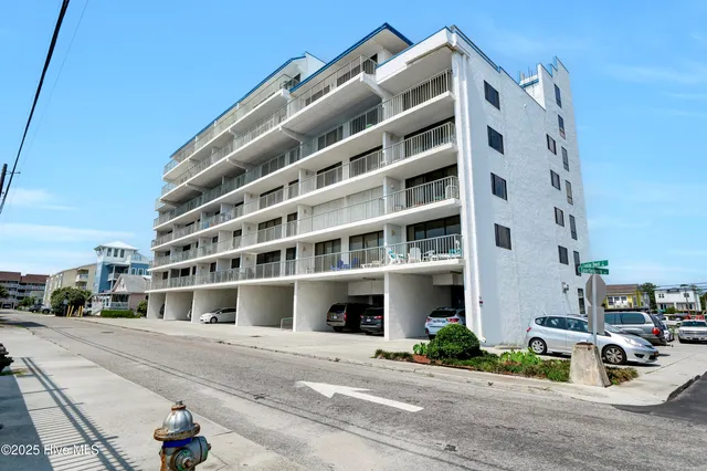 $2,000 | 901 South Lake Park Boulevard, Unit 304, Carolina Beach, NC 28428