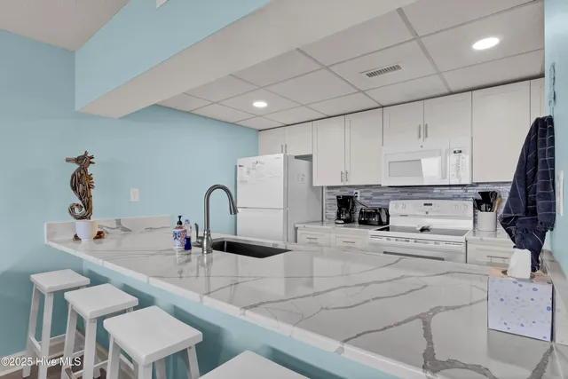 $2,000 | 901 South Lake Park Boulevard, Unit 304, Carolina Beach, NC 28428