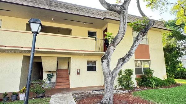 $1,950 | 5525 North Lakewood Circle, Unit 215, Margate, FL 33063