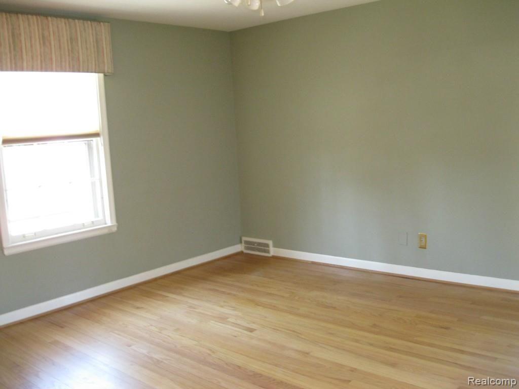 320 Merriweather Road Grosse Pointe, MI 48236 - Photo 8 of 11 Master Bedroom