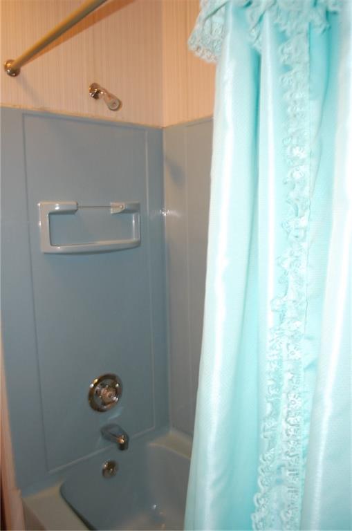 46 Solar Street Pittsburgh, PA 15212 - Photo 15 of 25 Main Bathroom Tub & Shower