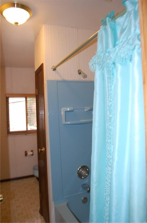 46 Solar Street Pittsburgh, PA 15212 - Photo 16 of 25 Main Bathroom Has Linen Closet and Window