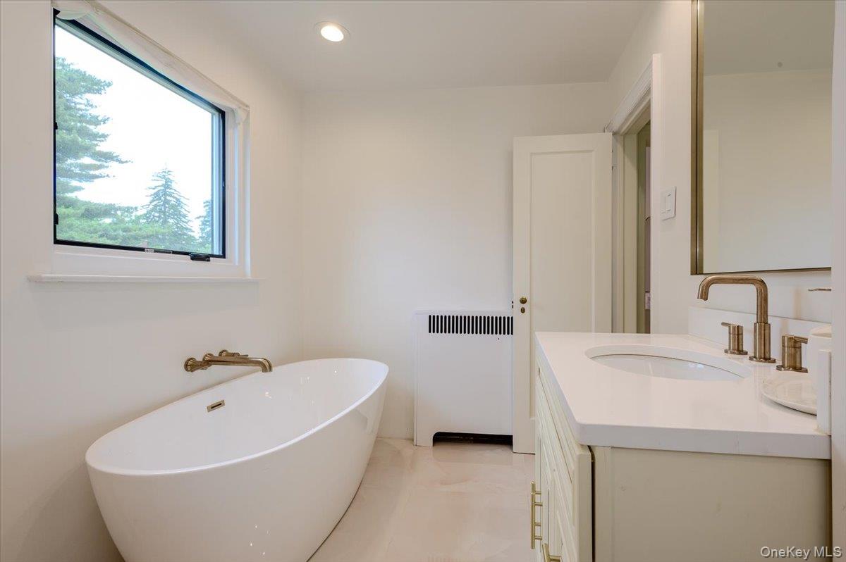 8 Parkside Drive Great Neck, NY 11021 - Photo 17 of 32