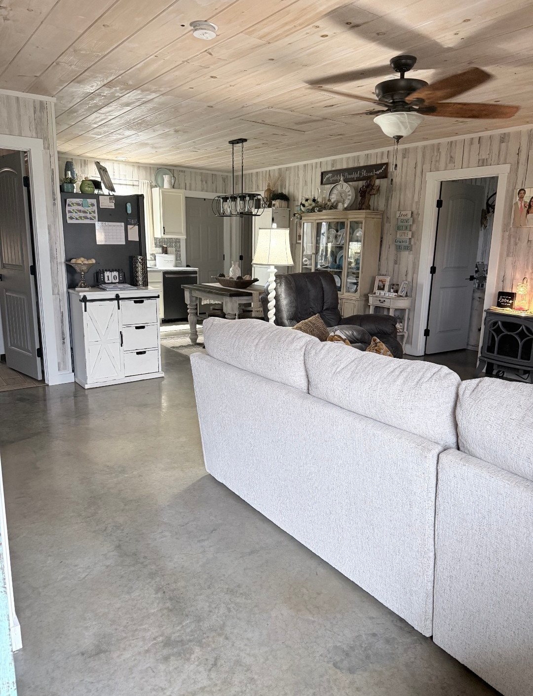 99 Busby Road Loretto, TN 38469 - Photo 11 of 25 a living room with furniture and a flat screen tv