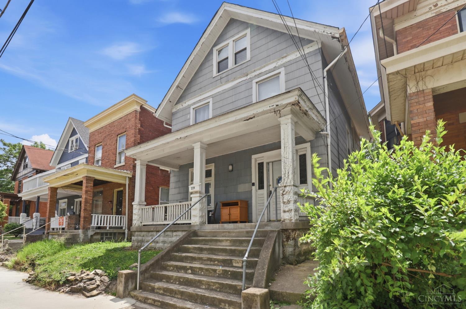 219 Atkinson Street Cincinnati, OH 45219 - Photo 2 of 57