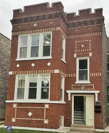 $1,700 | 4446 South Sawyer Avenue, Unit 1, Chicago, IL 60632