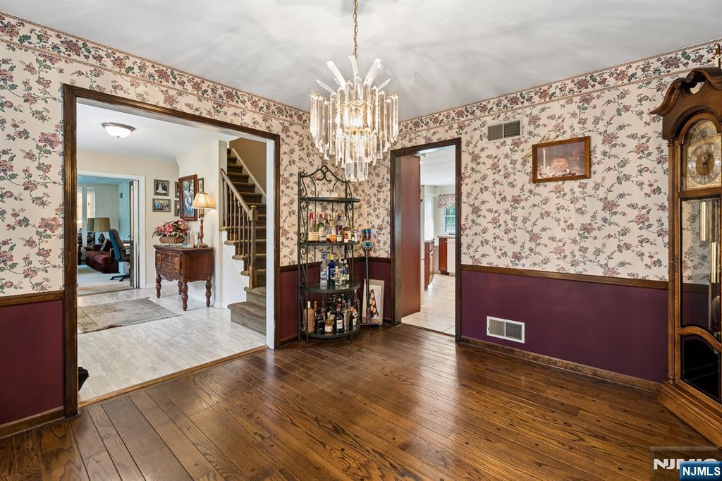 39 Robin Hood Way Wayne, NJ 07470 - Photo 10 of 36
