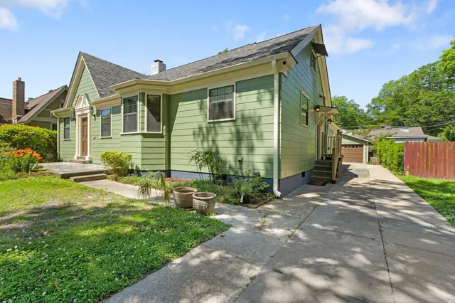 a view of a house with backyard