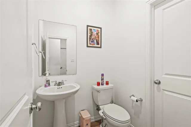 a view of a house with backyard and garden