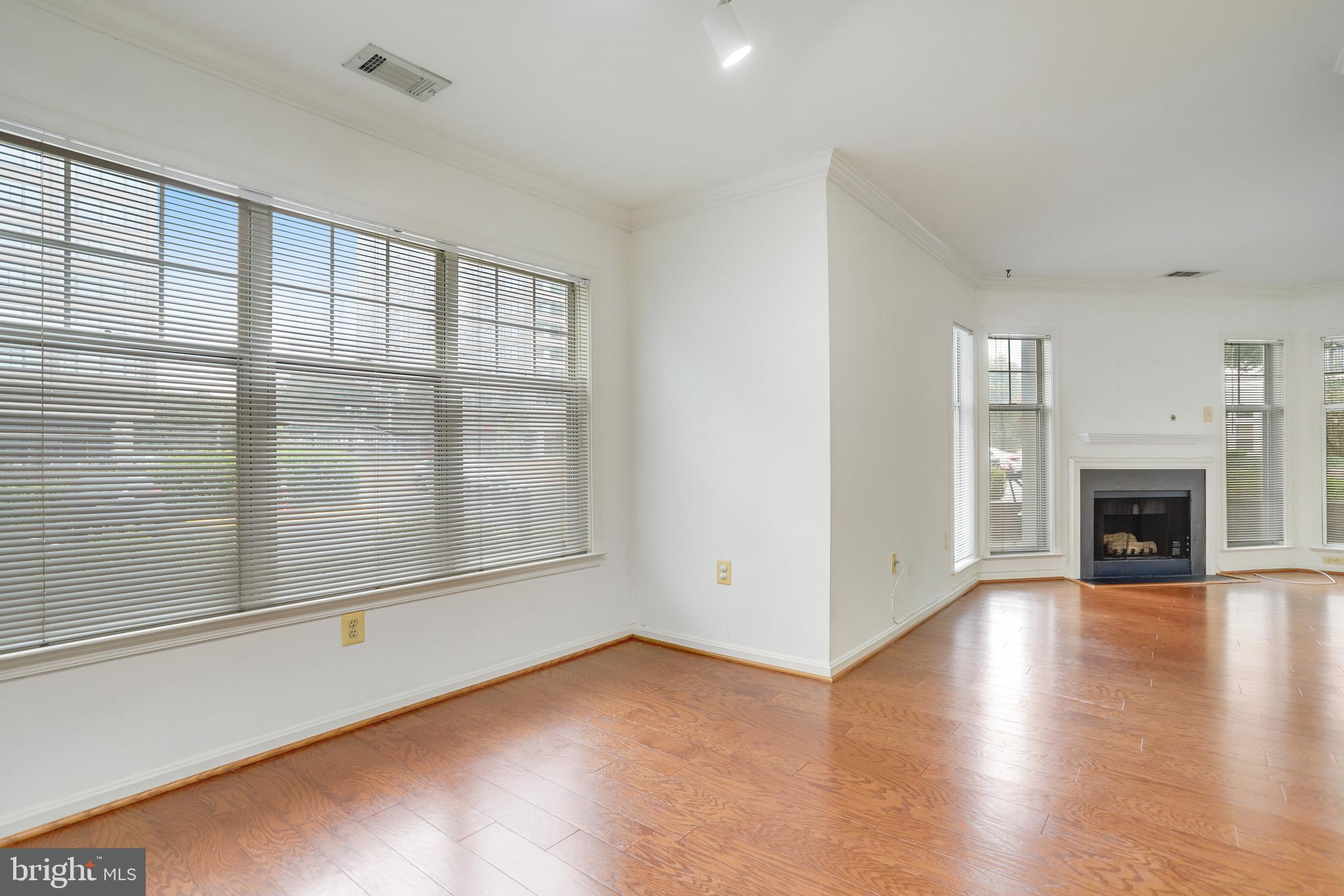 5575 Seminary Road, Unit 104 Falls Church, VA 22041 - Photo 6 of 30 DINING ROOM