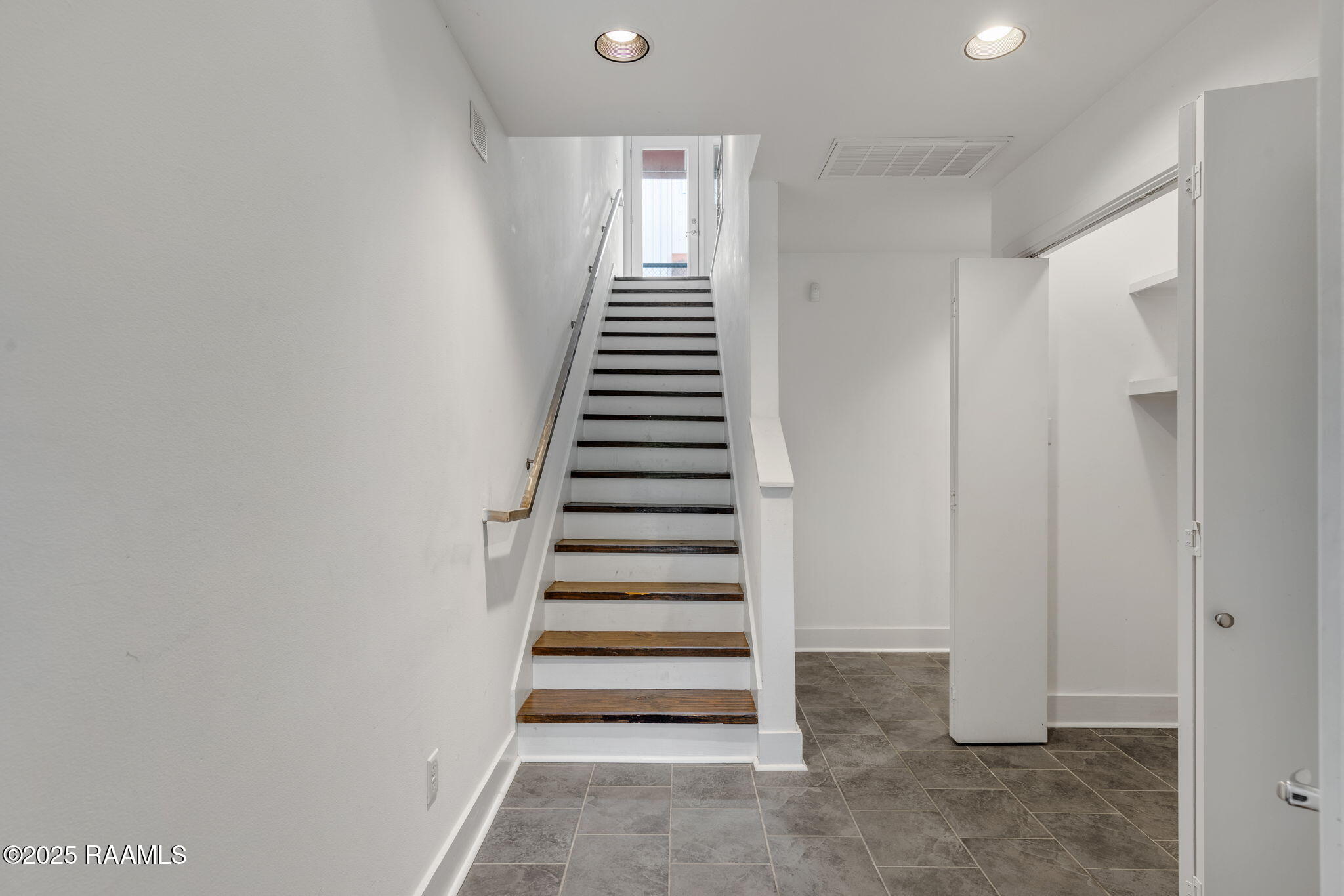1201 South College Road, Unit 10 Lafayette, LA 70503 - Photo 19 of 26 Foyer