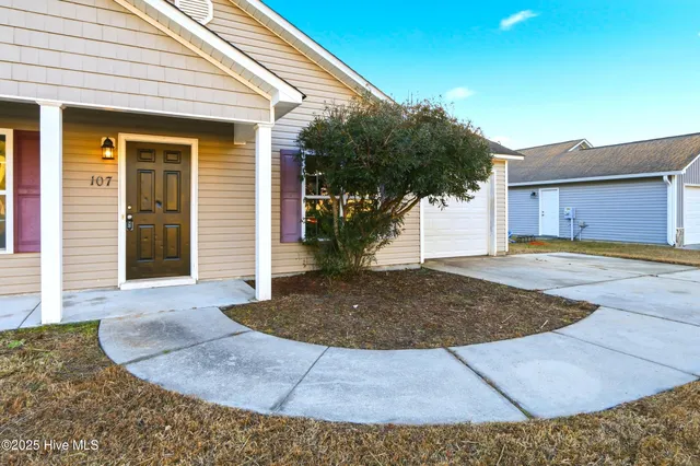 $1,600 | 107 Blossom Court, Maple Hill, NC 28454