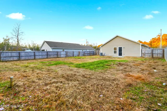 $1,600 | 107 Blossom Court, Maple Hill, NC 28454