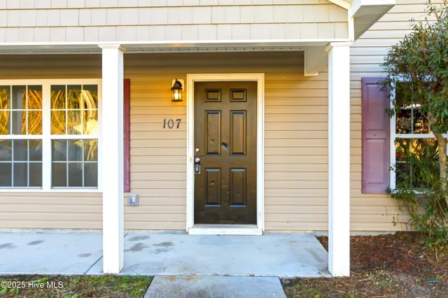 $1,600 | 107 Blossom Court, Maple Hill, NC 28454