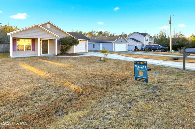 $1,600 | 107 Blossom Court, Maple Hill, NC 28454