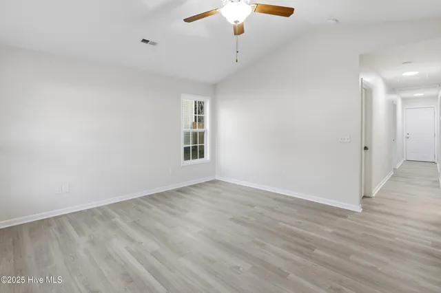 $1,600 | 107 Blossom Court, Maple Hill, NC 28454