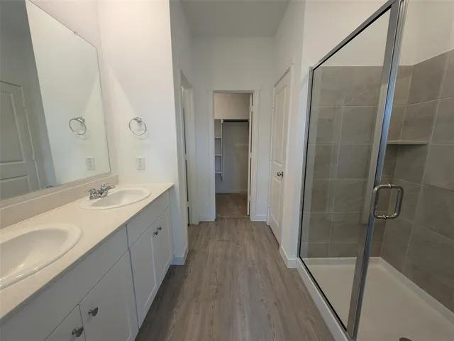 en empty room with windows and ceiling fan