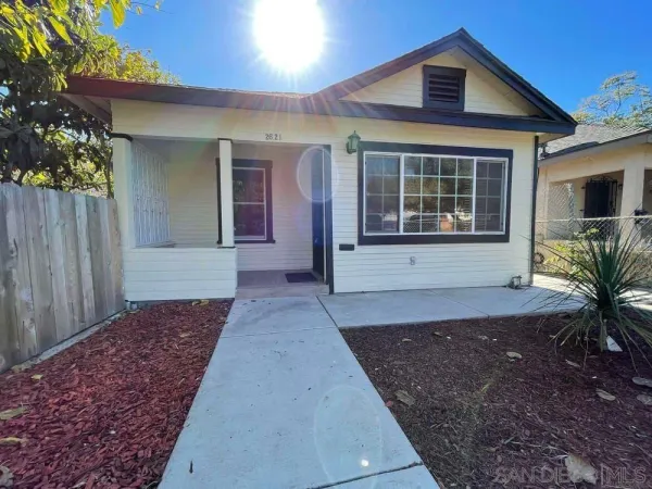 $2,950 | 2621 L Street, San Diego, CA 92102