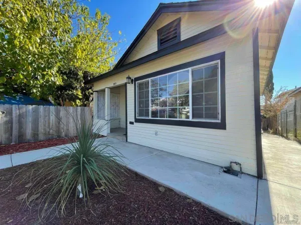 $2,950 | 2621 L Street, San Diego, CA 92102