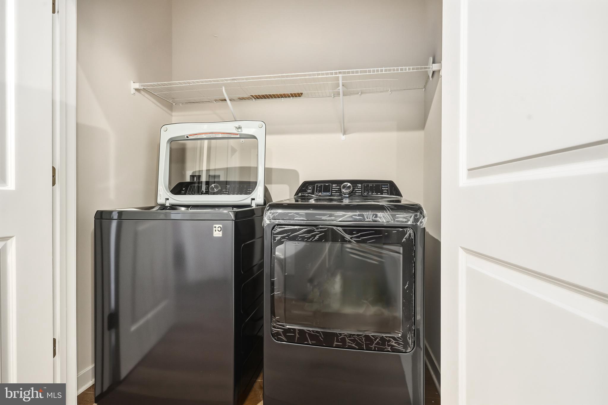 13508 INNOVATION Sta Loop, Unit 3B Herndon, VA 20171 - Photo 23 of 28 a kitchen with a stove and a refrigerator
