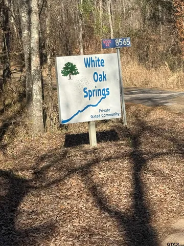 a sign that is sitting on a brick wall