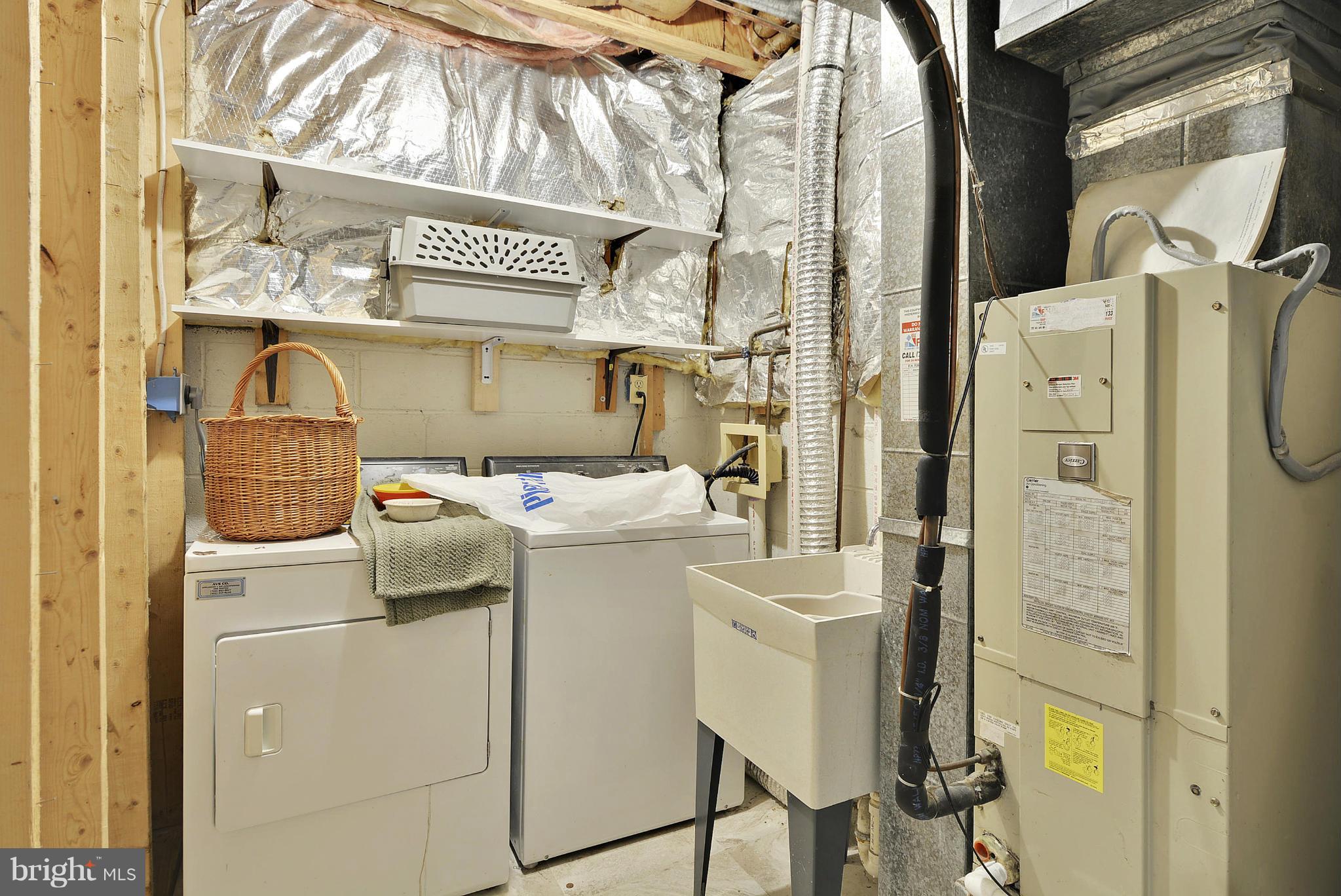 2059 South Glebe Road Arlington, VA 22206 - Photo 13 of 20 a utility room with dryer and washer