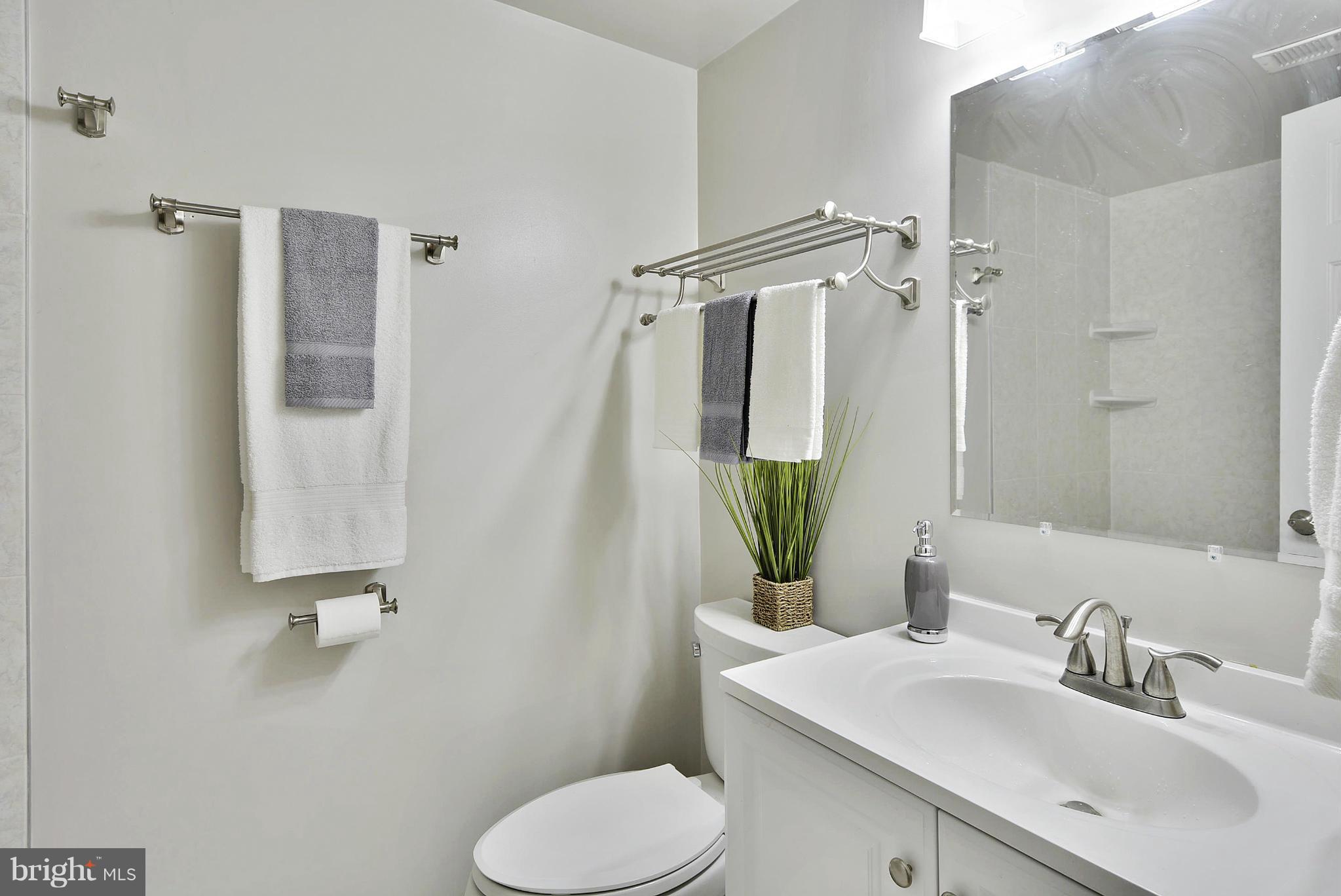 2059 South Glebe Road Arlington, VA 22206 - Photo 17 of 20 a bathroom with a sink toilet and shower