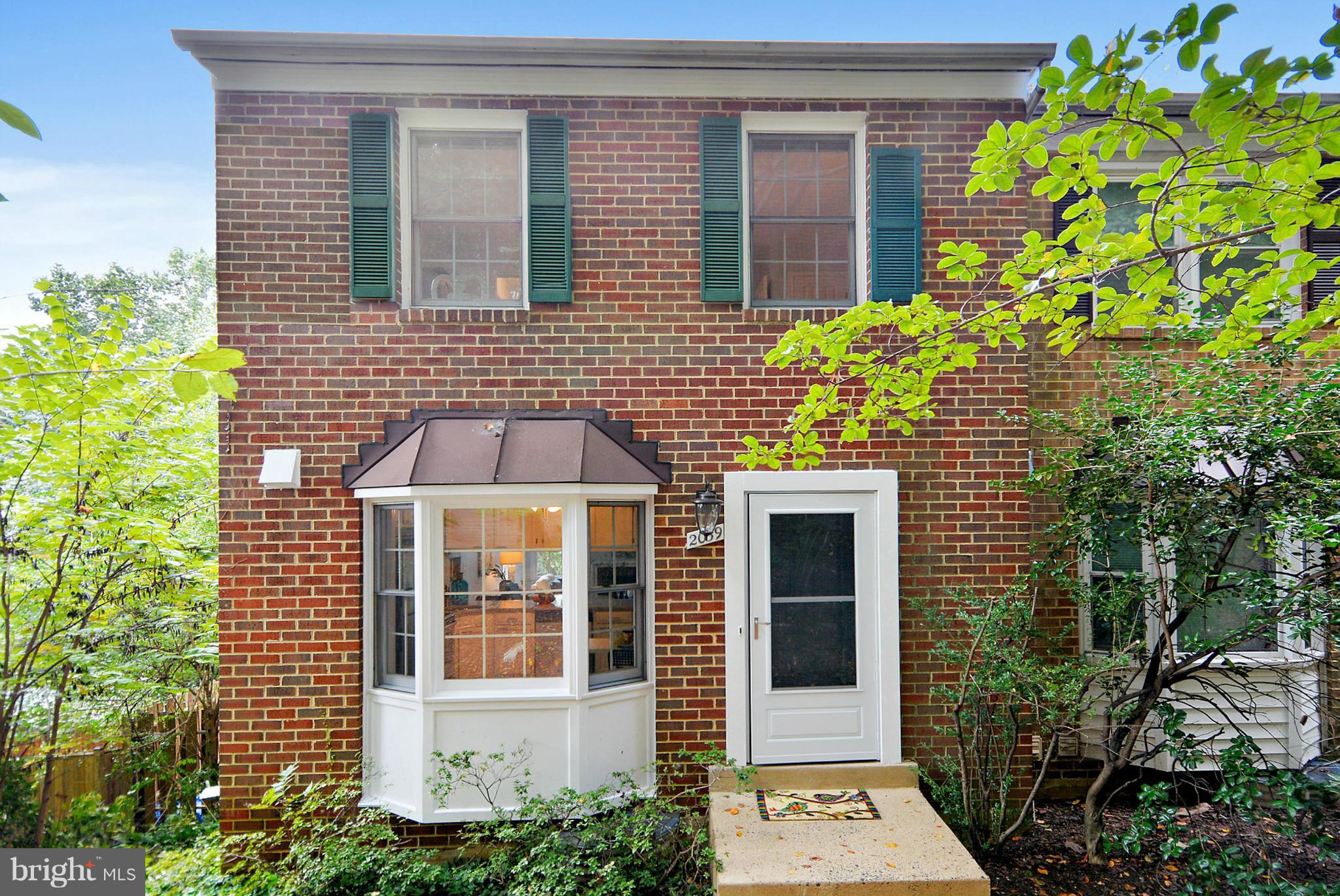 2059 South Glebe Road Arlington, VA 22206 - Photo 5 of 20 a front view of a house with a garden