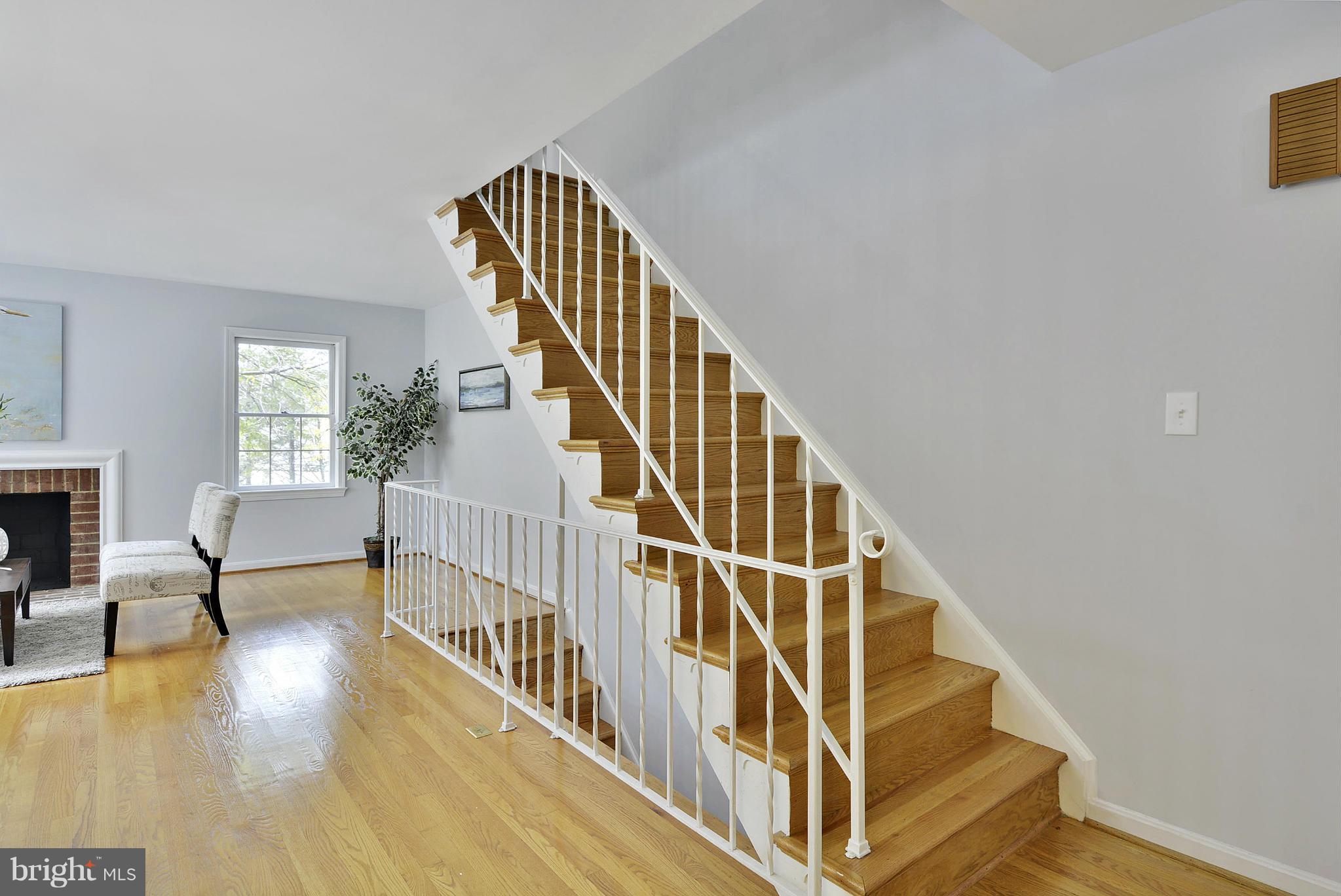 2059 South Glebe Road Arlington, VA 22206 - Photo 10 of 20 a view of entryway and hall with wooden floor