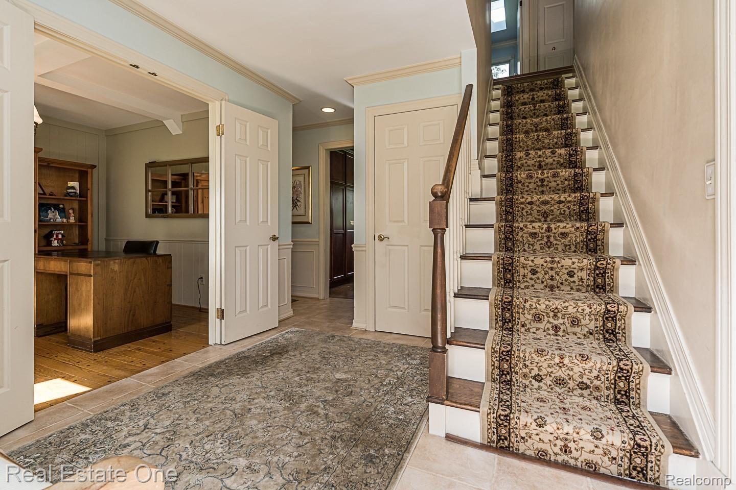 1380 Chestnut Circle Rochester, MI 48309 - Photo 20 of 46 Entry, stairs to bedrooms