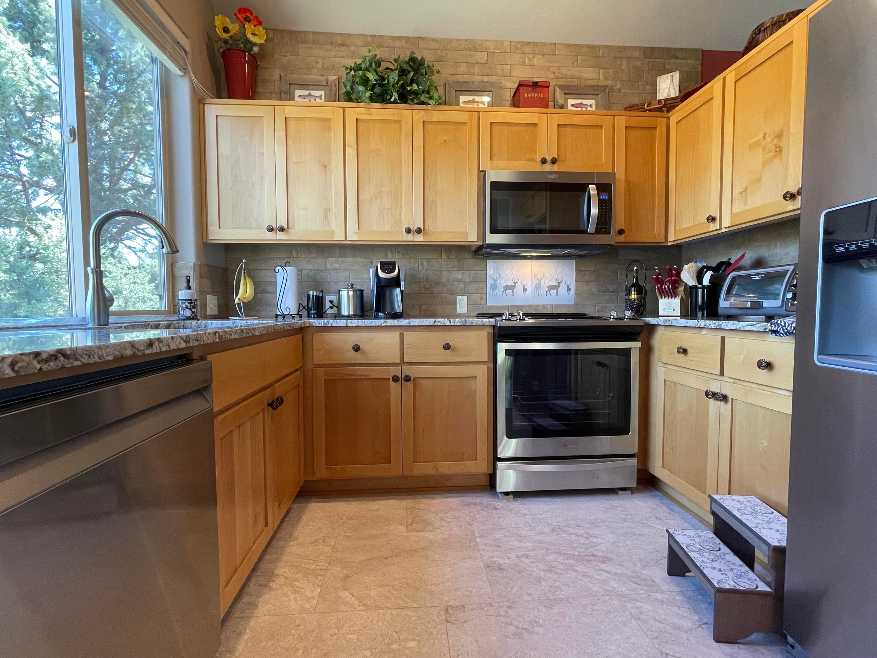 1286 Highland View Loop Redmond, OR 97756 - Photo 11 of 36 Kitchen Counter Height