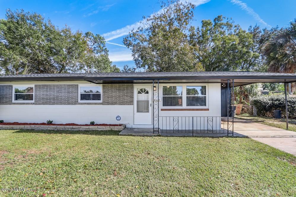 4427 Barnes Road South Jacksonville, FL 32207 - Photo 1 of 39 a front view of a house with a garden